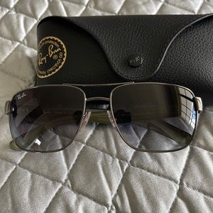 Ray-Ban-gun metal gray frames with Navy blue sides. Ray ban logo on side and len
